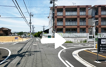 タイムズカーシェアのある駐車場を目印に交差点を右に曲がる